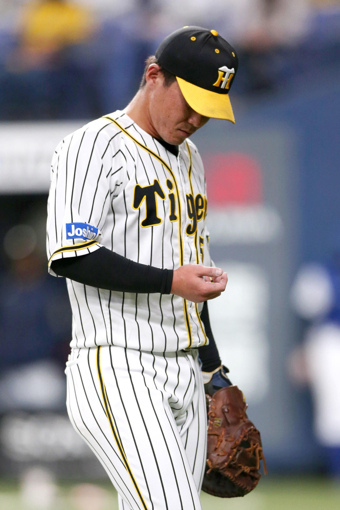 阪神対オリックス　8回表オリックス1死、陽川はT－岡田の一塁内野安打の打球で負傷しベンチへ引き揚げる（撮影・上山淳一）