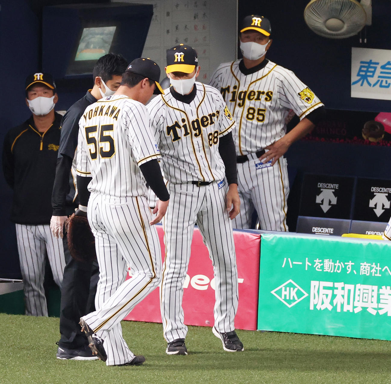 阪神対オリックス　8回表オリックス1死、T－岡田の痛烈な打球を受け、負傷交代となる一塁手陽川尚将（左）、中央は矢野耀大監督（撮影・清水貴仁）