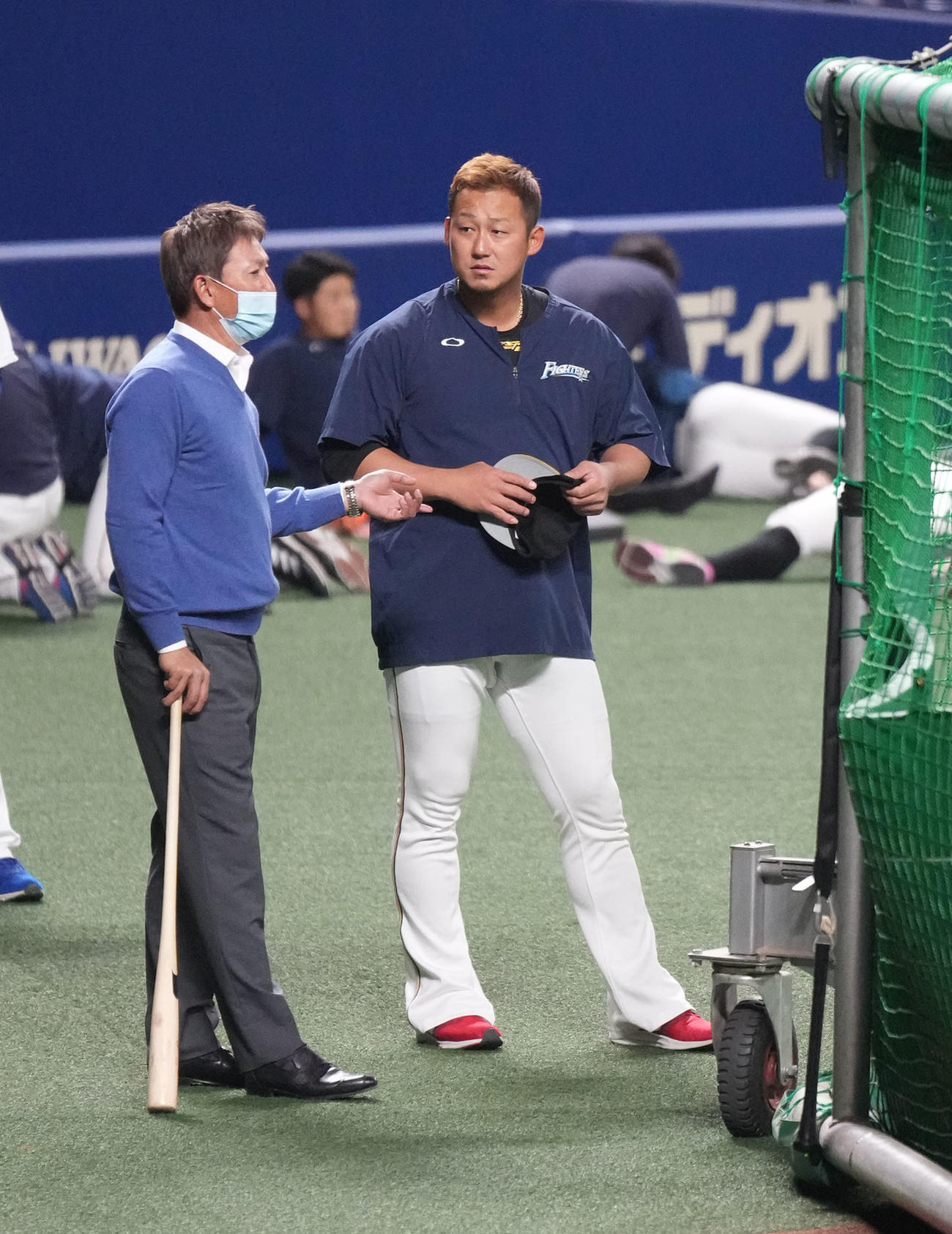 試合前、立浪氏と言葉を交わす日本ハム中田翔（撮影・森本幸一）