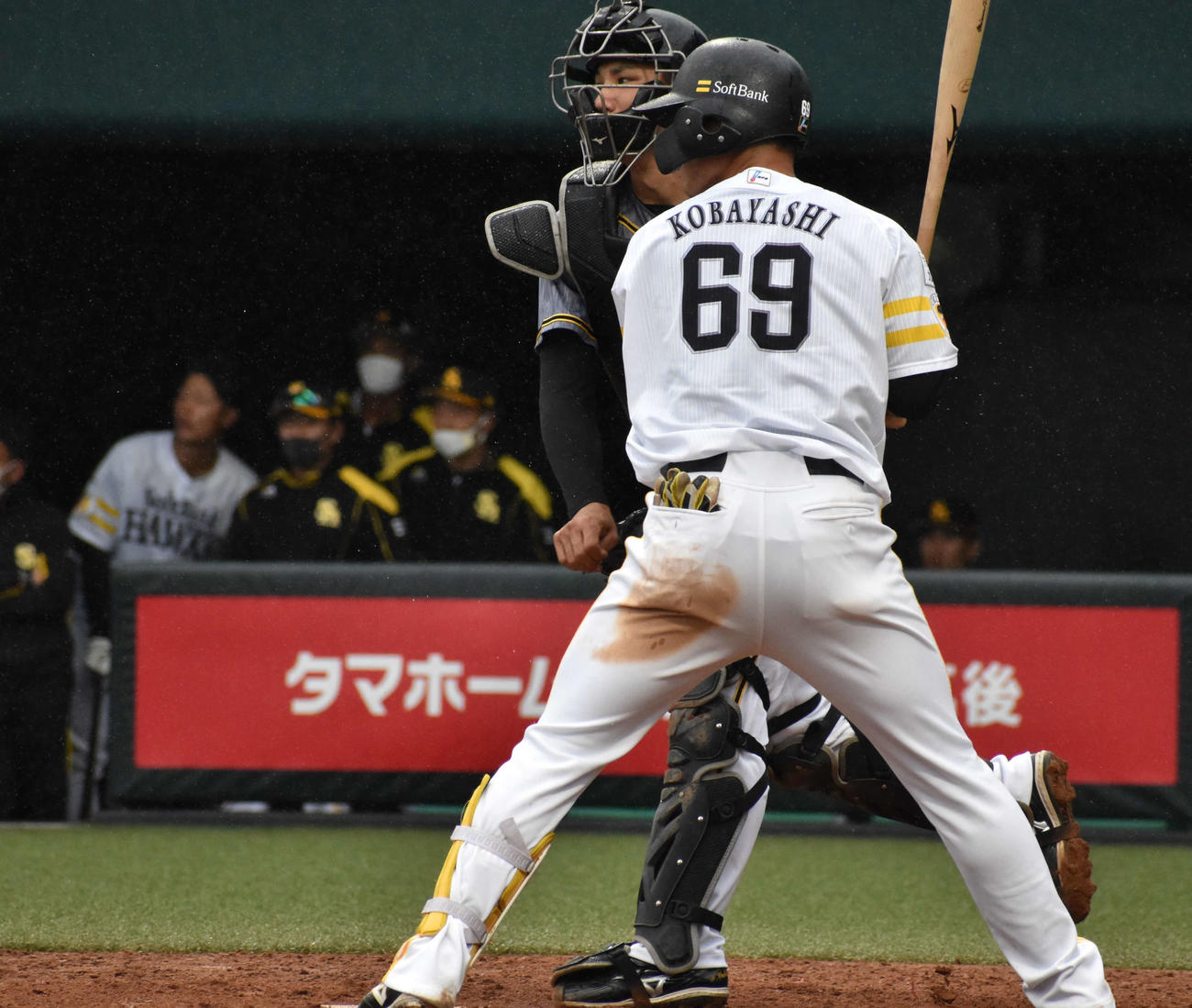 5回1死一塁でソフトバンク佐藤直の二盗を刺す栄枝（撮影・只松憲）