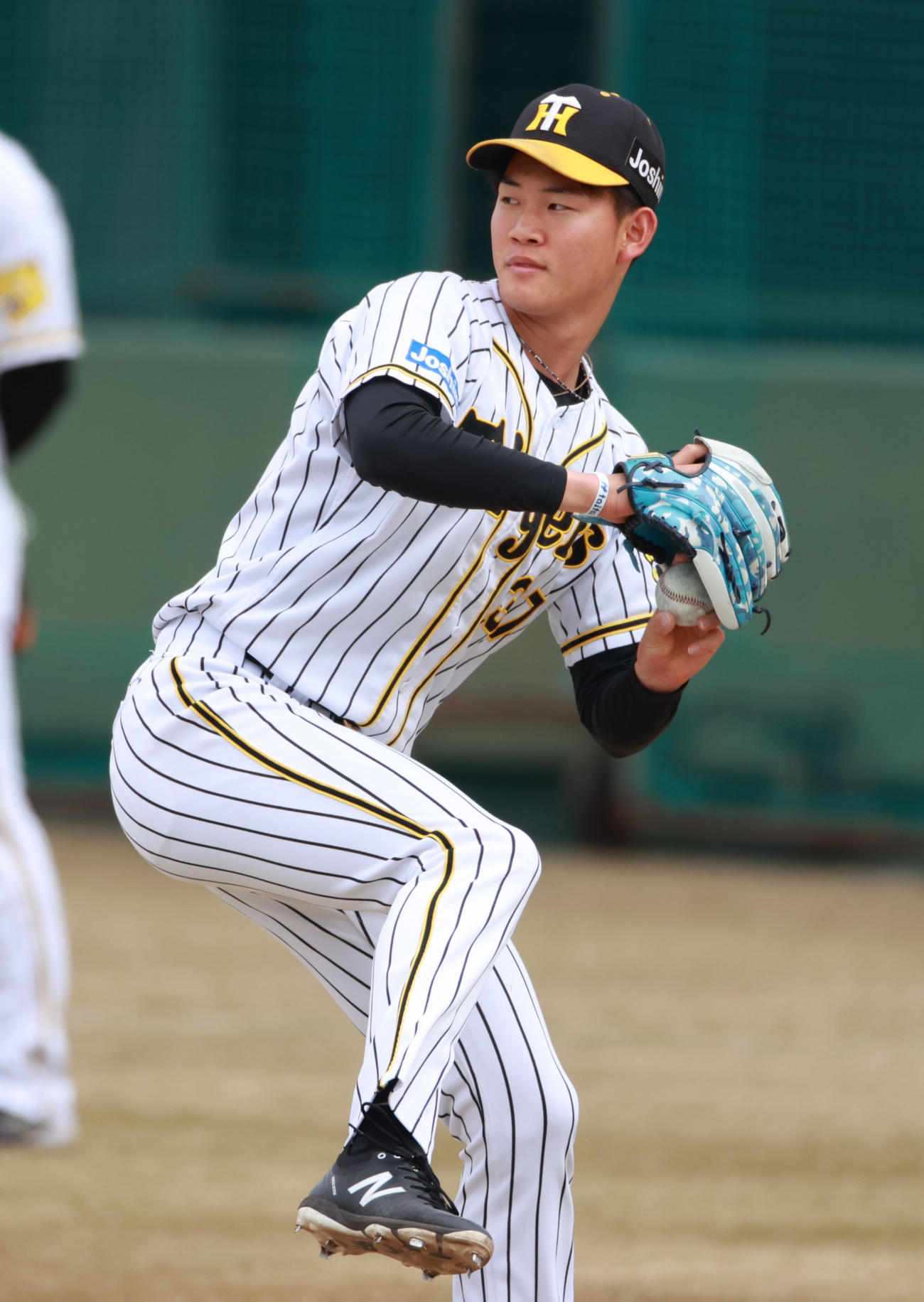 キャッチボールをする及川雅貴（代表撮影）