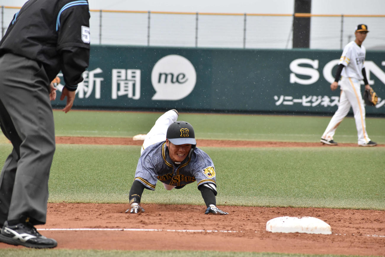 6回に右中間へ2点適時打を放った小野寺は、三塁へヘッドスライディング（撮影・只松憲）