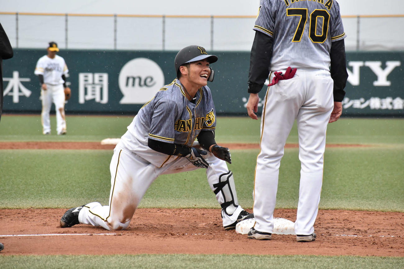 ウエスタンリーグ阪神対ソフトバンク　6回に2点適時三塁打を放った小野寺は笑顔を見せる（撮影・只松憲）