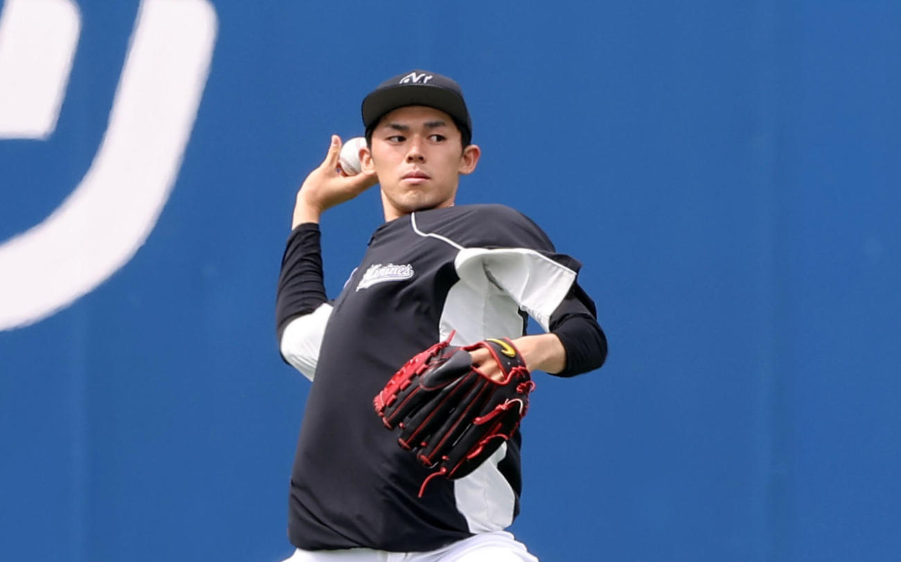 DeNA対ロッテ　試合前、キャッチボールを行うロッテ佐々木朗（撮影・垰建太）