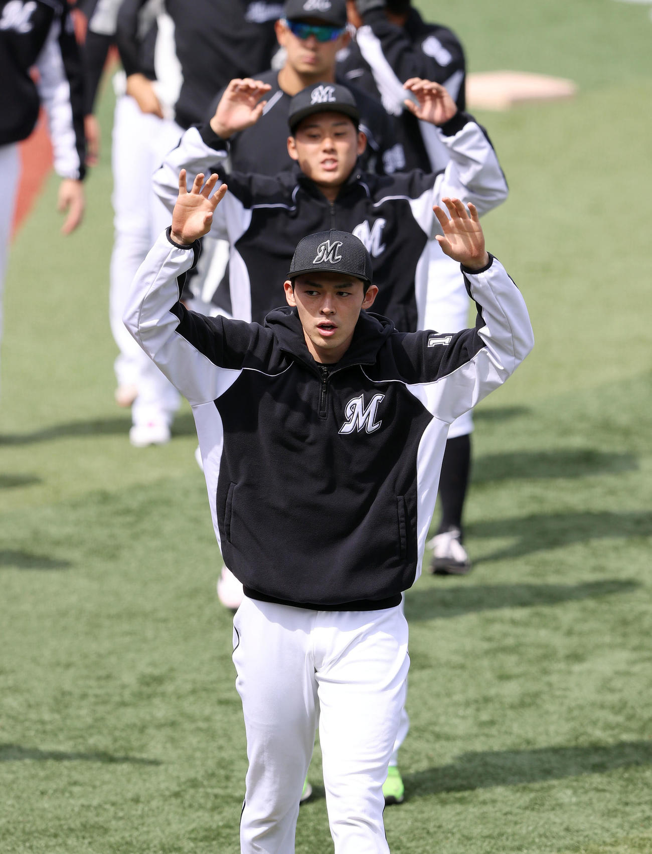 DeNA対ロッテ　試合前、ウオーミングアップを行うロッテ佐々木朗（撮影・垰建太）