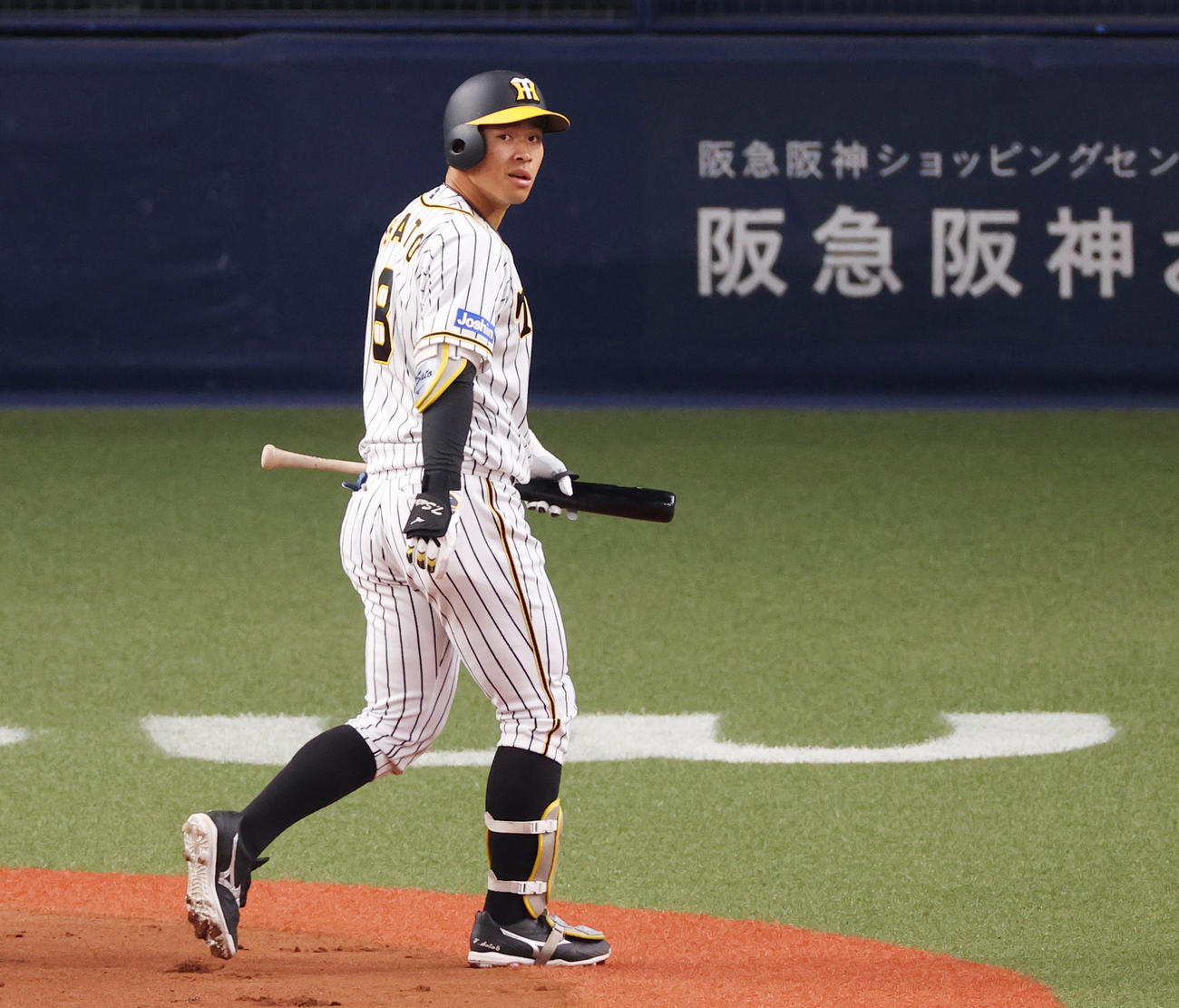 阪神対オリックス　2回裏阪神1死、オリックス宮城大弥の前に空振り三振に倒れる佐藤輝明（撮影・清水貴仁）