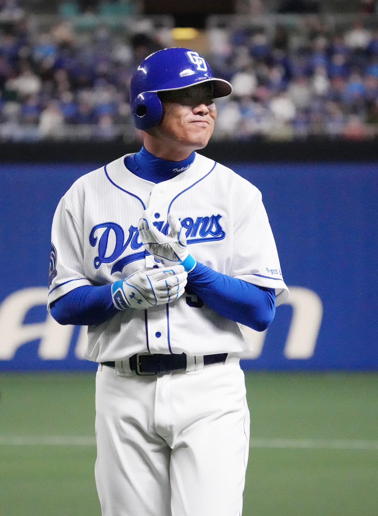 2回裏中日2死、二直に倒れた福留孝介（撮影・森本幸一）