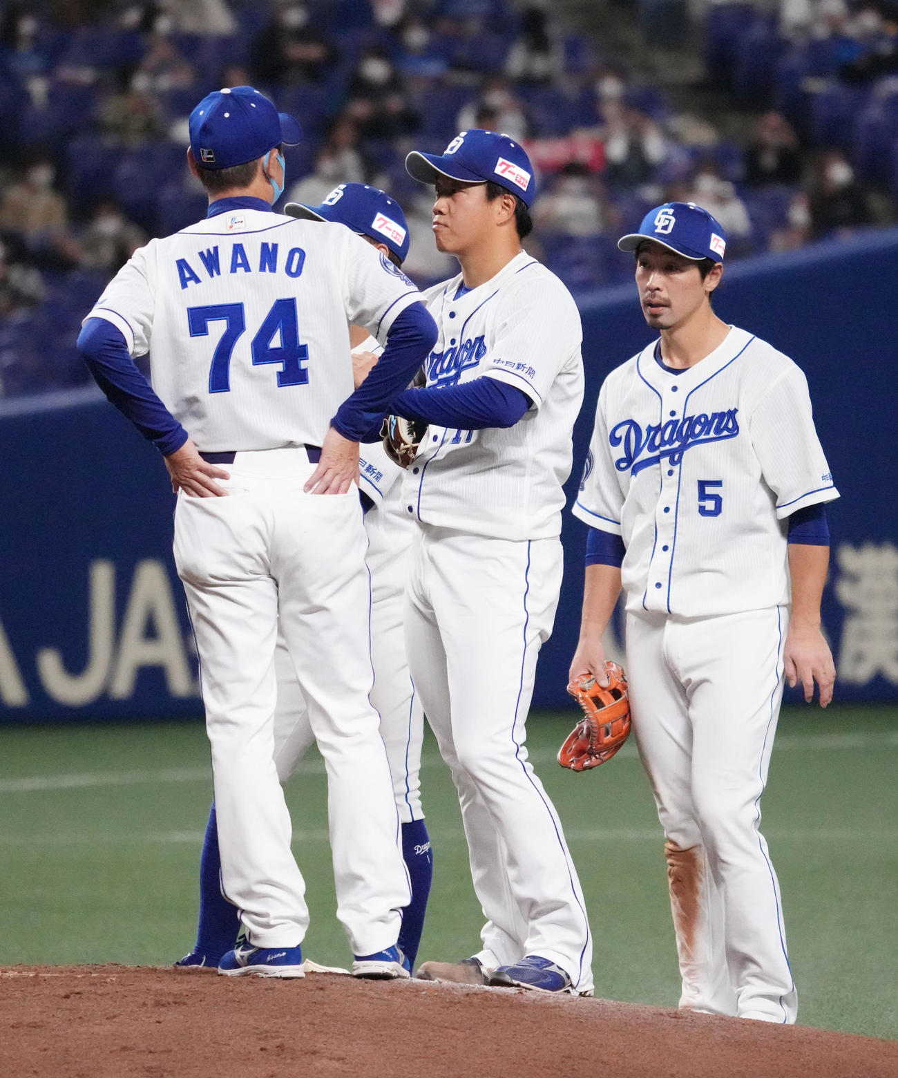 中日対日本ハム　4回表日本ハム2死一、二塁、ピンチを迎えた柳（中央）は阿波野コーチらの激励を受ける（撮影・森本幸一）