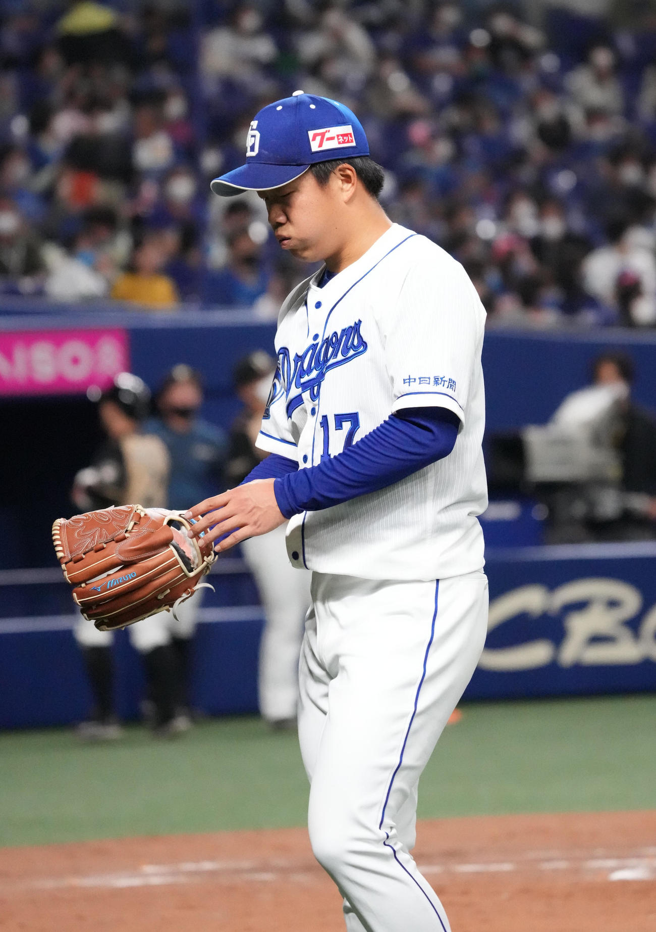 オープン戦・中日対日本ハム　4回表日本ハム攻撃終了、息を吐きベンチへ戻る柳裕也（撮影・森本幸一）