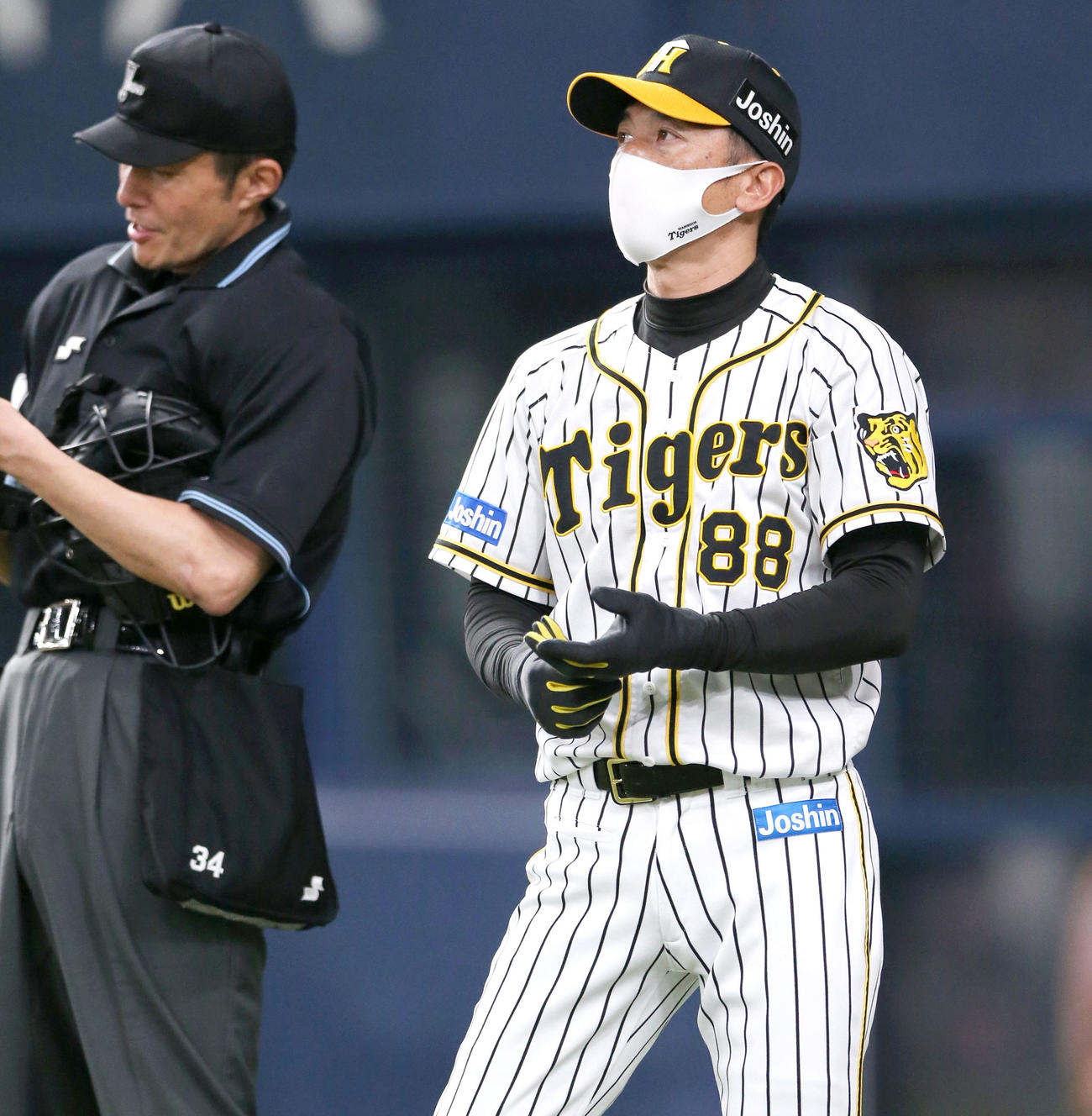 阪神対オリックス　7回終了後、矢野監督は主審に選手交代を告げる（撮影・上山淳一）
