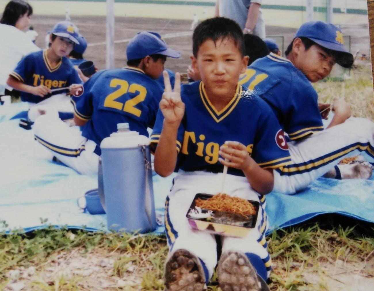 昆陽里タイガース時代の楽天田中将（手前）（山崎理事長提供）