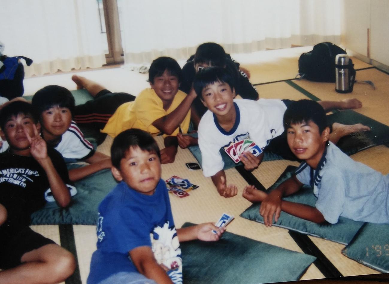 昆陽里タイガース時代の巨人坂本勇人（手前）（山崎理事長提供）