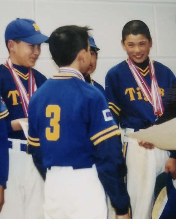 昆陽里タイガース時代の楽天田中将（左）と巨人坂本（右）（山崎理事長提供）