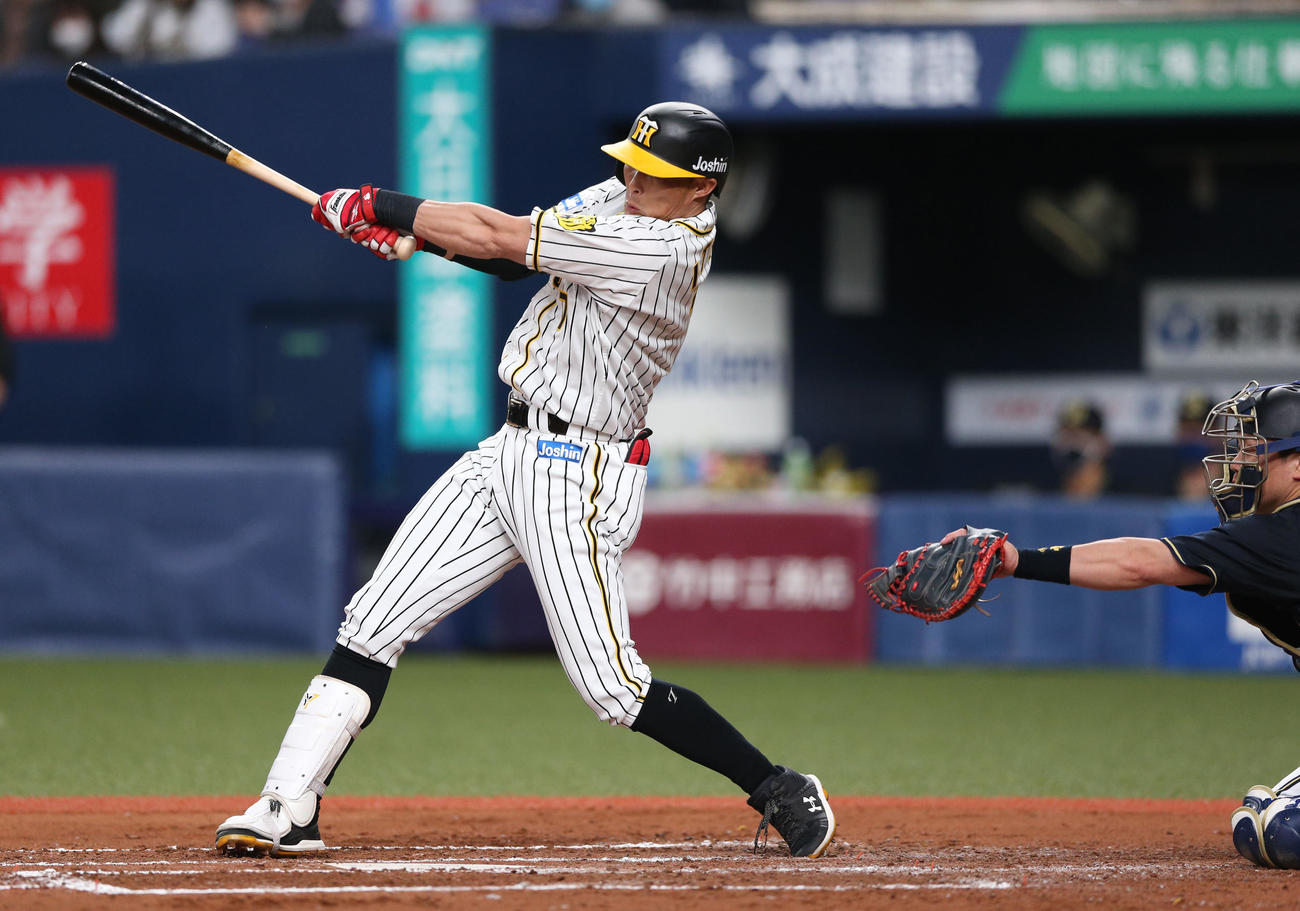阪神対オリックス　7回裏阪神1死一、三塁、代打糸井は中前勝ち越し適時打を放つ（撮影・上山淳一）