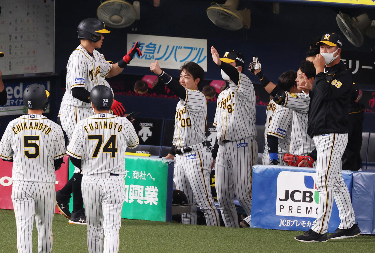 阪神対オリックス　7回に決勝の適時打を放ち祝福を受ける糸井嘉男（左）（撮影・清水貴仁）