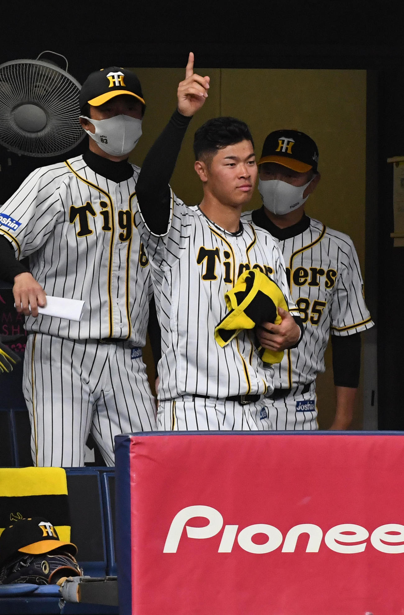 阪神対オリックス　7回裏阪神1死一、三塁、糸井の中前適時打に喜ぶ佐藤輝（撮影・前岡正明）