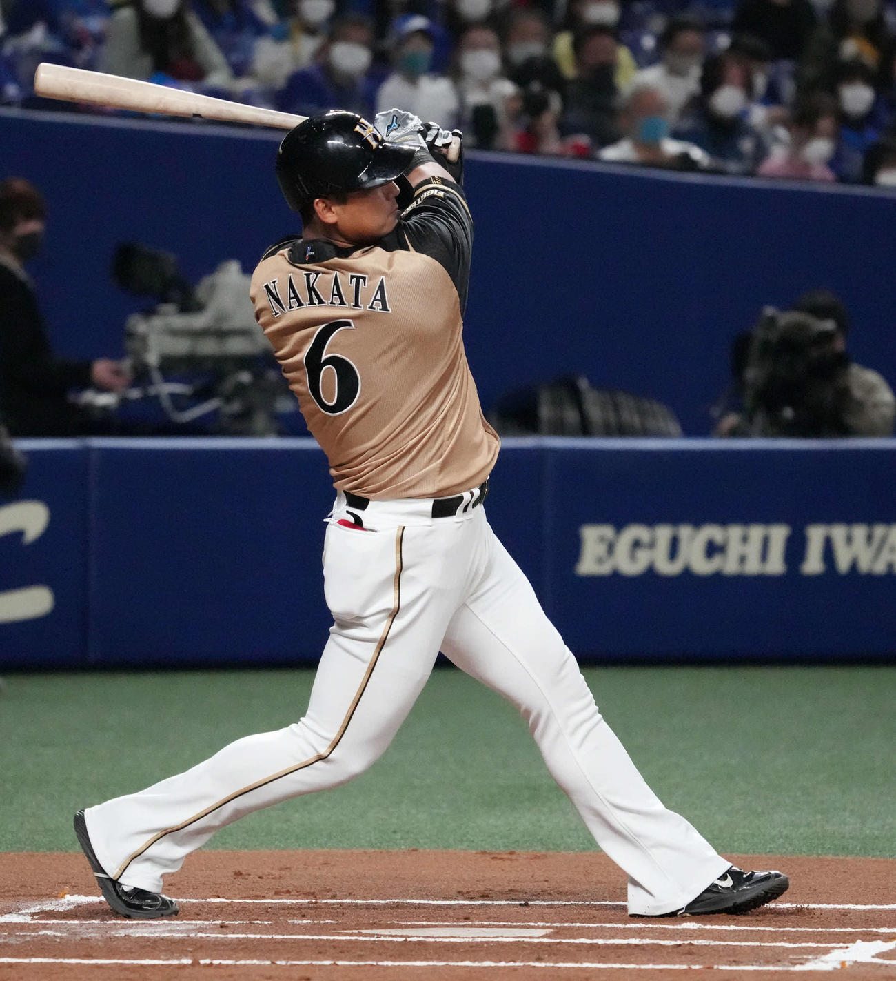 中日対日本ハム　1回表日本ハム2死、中越え本塁打を放つ中田（撮影・森本幸一）
