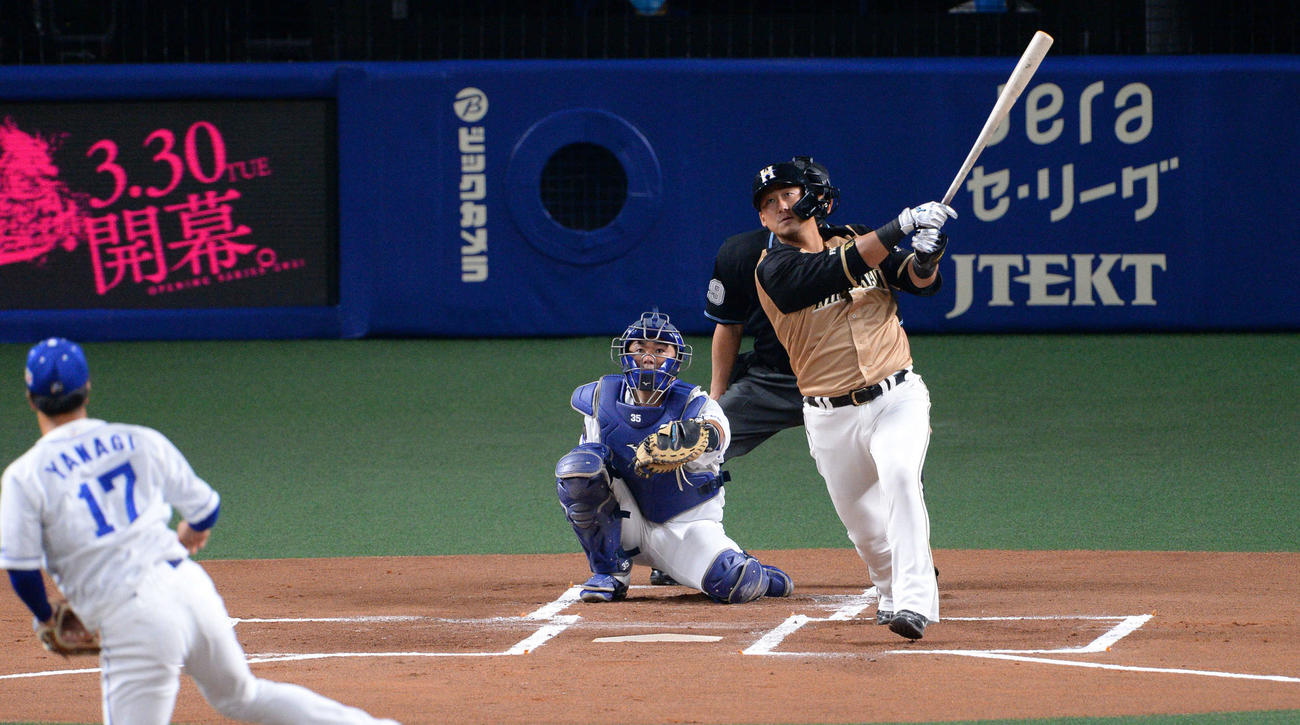 中日対日本ハム　1回表日本ハム2死、中田は中越え本塁打を放つ（撮影・森本幸一）