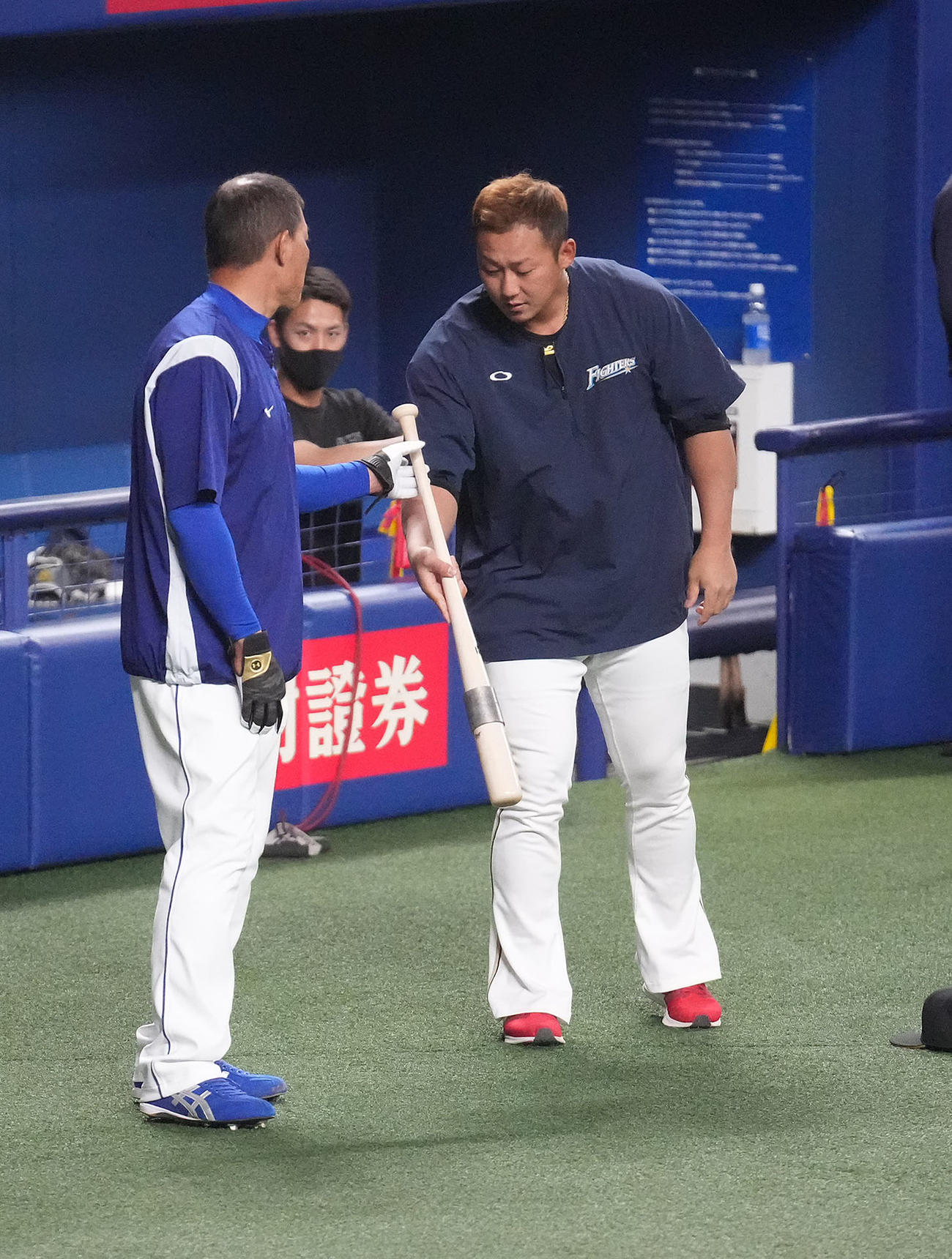中日対日本ハム　試合前、福留のバットを手にする中田翔（撮影・森本幸一）