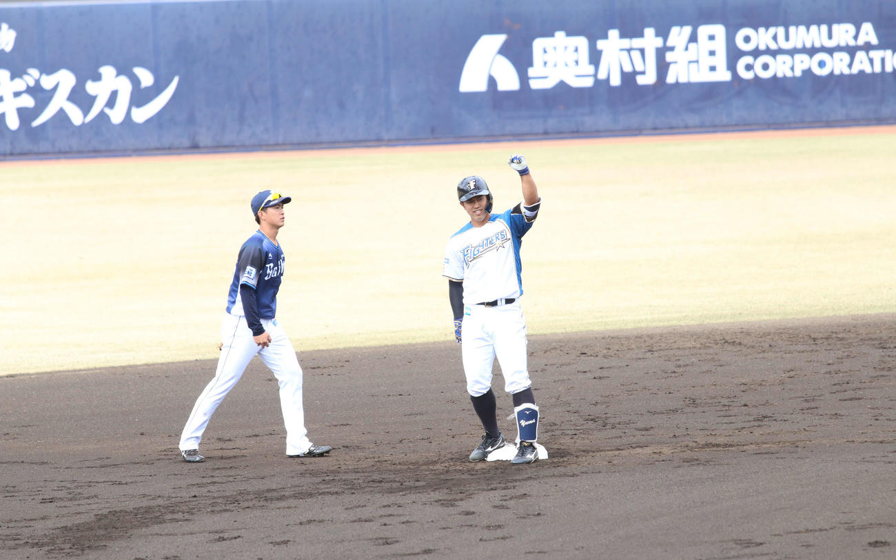 イースタン・リーグ　日本ハム西武　2回に左中間二塁打を放った日本ハム今川はガッツポーズ（撮影・田中彩友美）