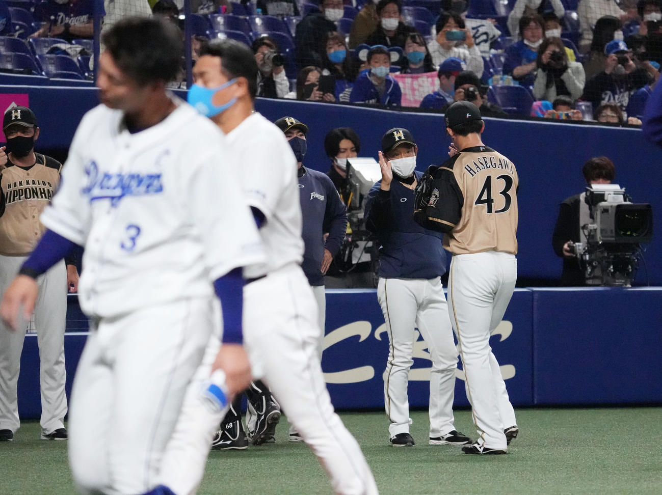 オープン戦・中日対日本ハム　試合終了、ナインを迎える栗山英樹監督（右から2人目）（撮影・森本幸一）