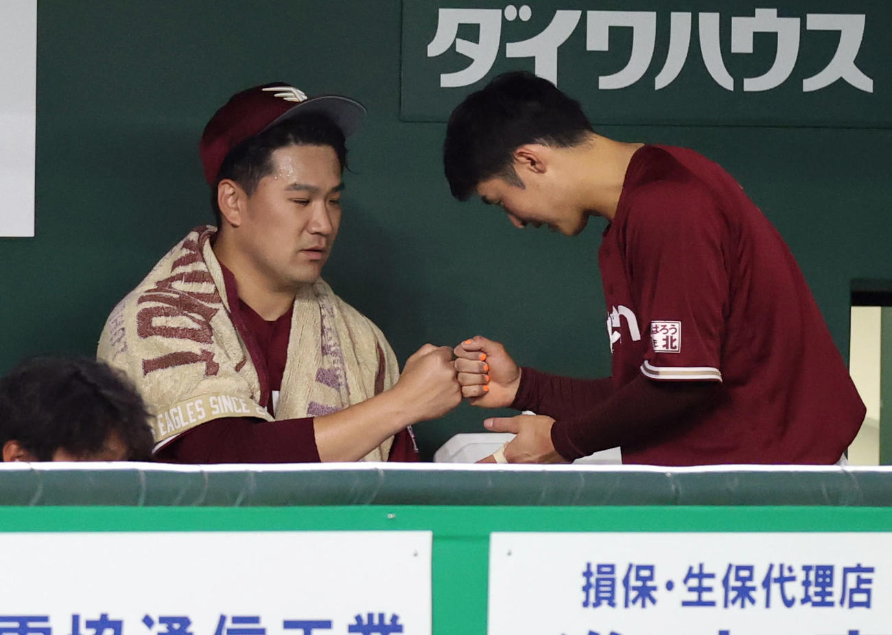 巨人対楽天　7回裏を終え、太田（右）とグータッチする田中将（撮影・狩俣裕三）