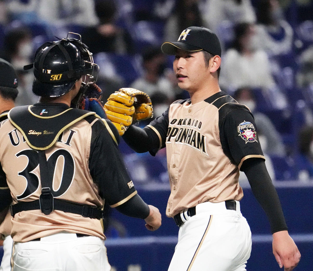 6回裏を投げ終え、宇佐見（左）とグラブタッチを交わす加藤（撮影・森本幸一）