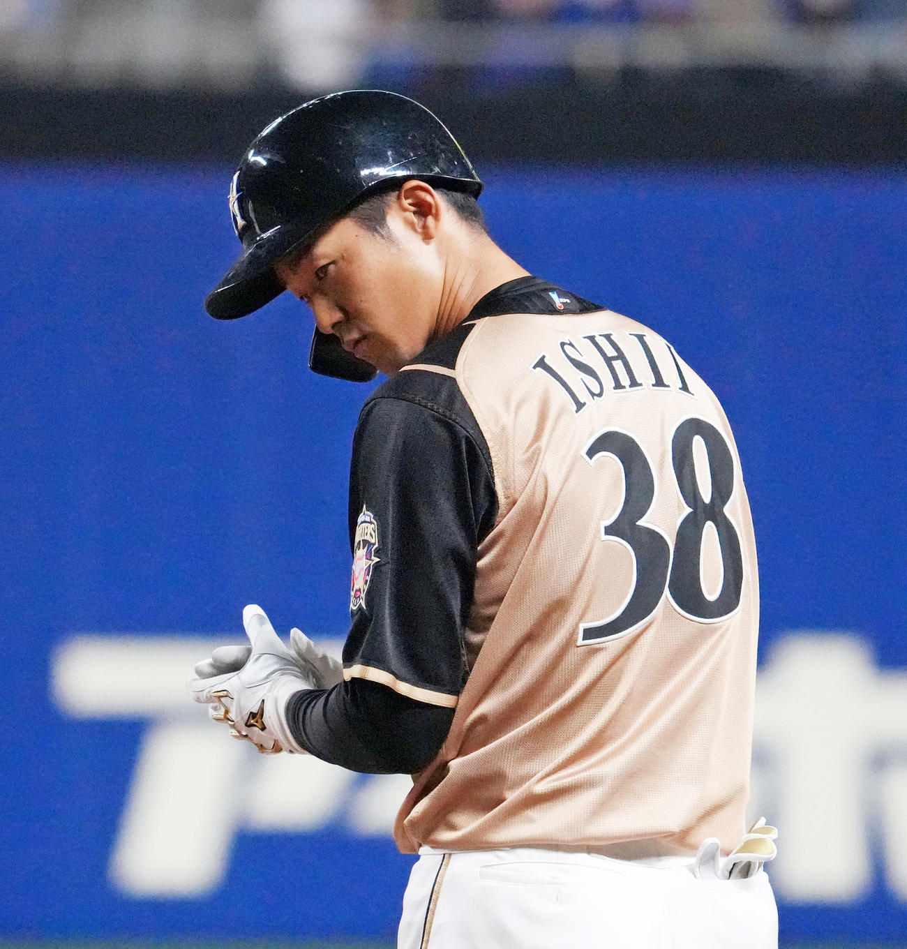 4回表日本ハム1死満塁、中前適時打を放った石井一成（撮影・森本幸一）