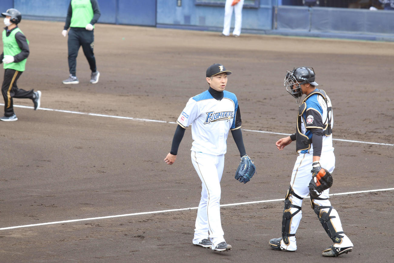 イースタン・リーグ　日本ハム西武　先発の日本ハム金子（左）は古川と話をする（撮影・田中彩友美）