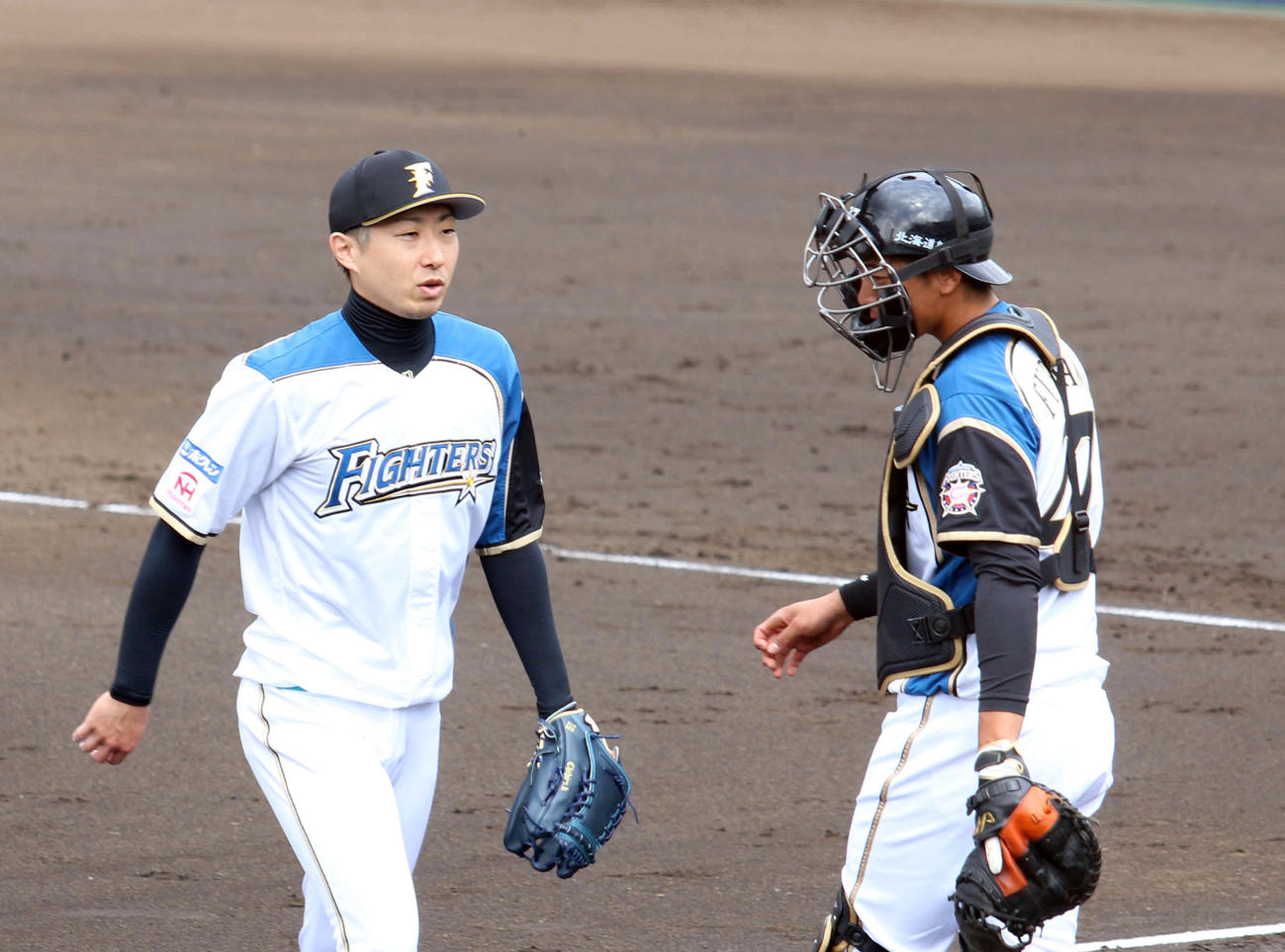 日本ハム先発の金子（左）と話をする古川（撮影・田中彩友美）
