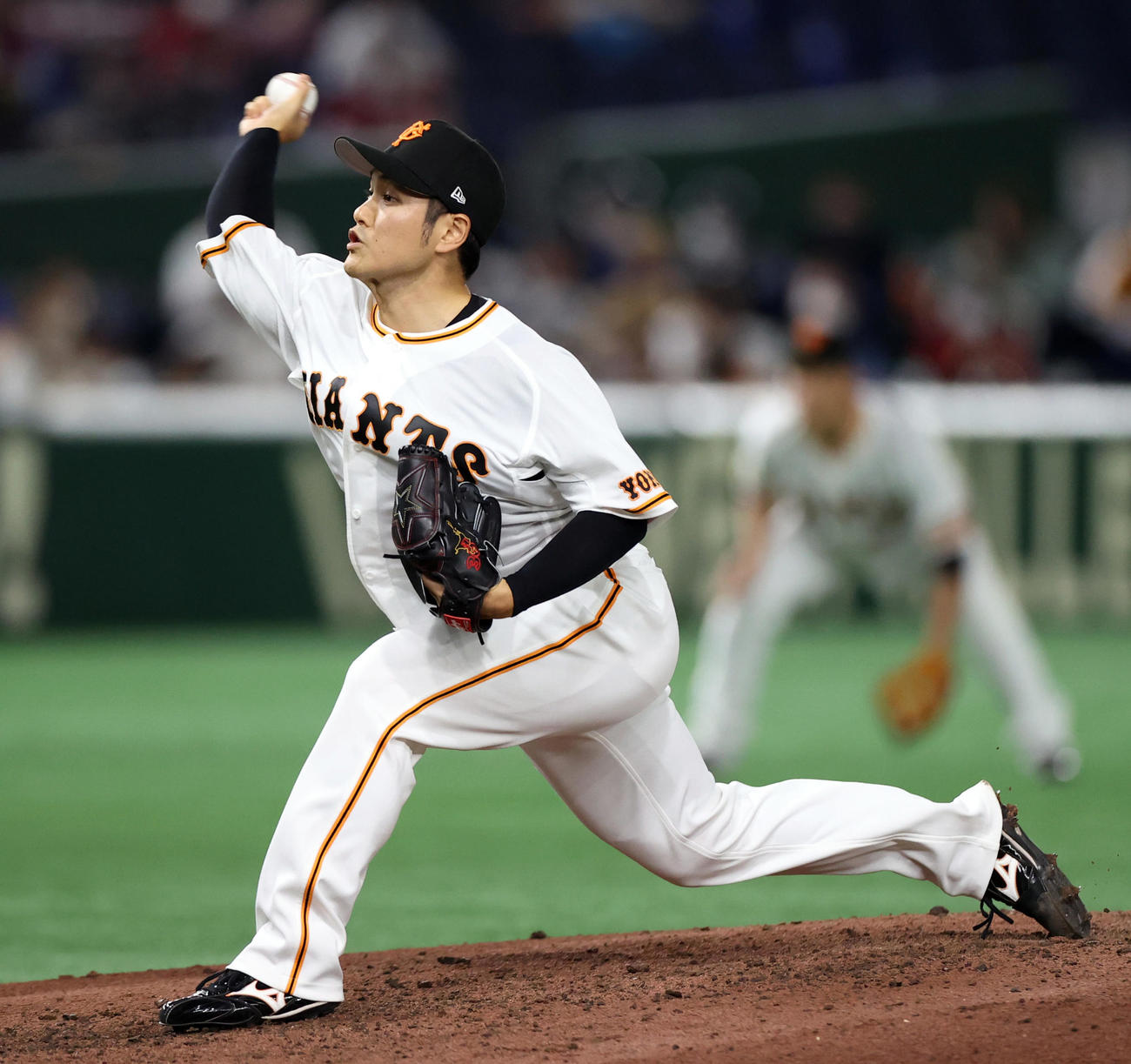 巨人対楽天　6回表から登板する鍵谷（撮影・狩俣裕三）