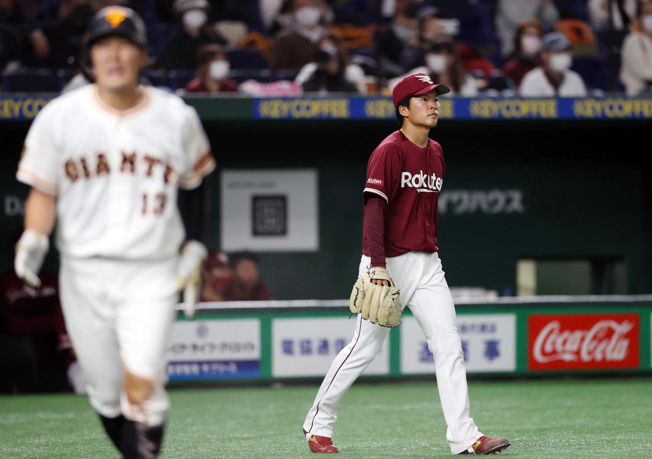 巨人対楽天　1回裏巨人無死二、三塁、坂本に犠飛を打たれる早川隆久。手前は生還した梶谷（撮影・狩俣裕三）
