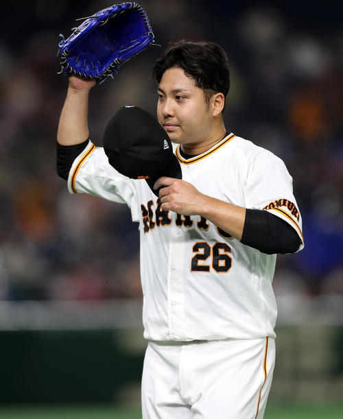 巨人対楽天 1回表を3失点で終え、ベンチに戻る今村(撮影・狩俣裕三)
