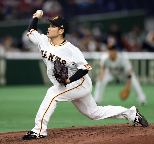 巨人対楽天 6回表から登板する鍵谷(撮影・狩俣裕三)