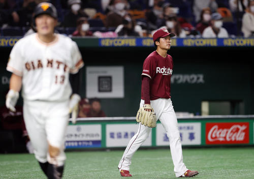 巨人対楽天 1回裏巨人無死二、三塁、坂本に犠飛を打たれる早川隆久。手前は生還した梶谷(撮影・狩俣裕三)