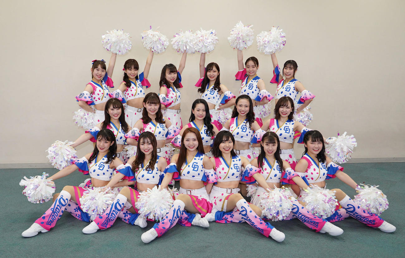 お披露目されたチアドラゴンズ2021メンバー（前列・左から）KANA、AYAMI、YUKINO、PIASU、NANAKA、HoNoKa（中列・左から）HONOKA、MANA、RINO、NAIKI、SHIHO（後列・左から）MOEKA、MIZUKI、KAREN、MIRAI、NATSUKI、KAHO（撮影・森本幸一）