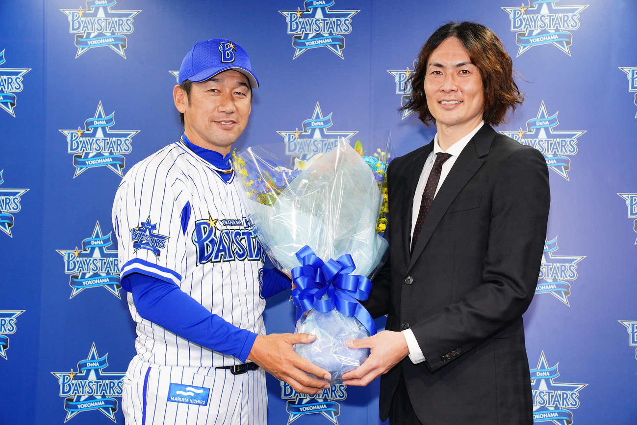 DeNAの球団事務所で引退会見を行った石川雄洋氏（右）とサプライズで花束を渡した三浦監督（C）YDB