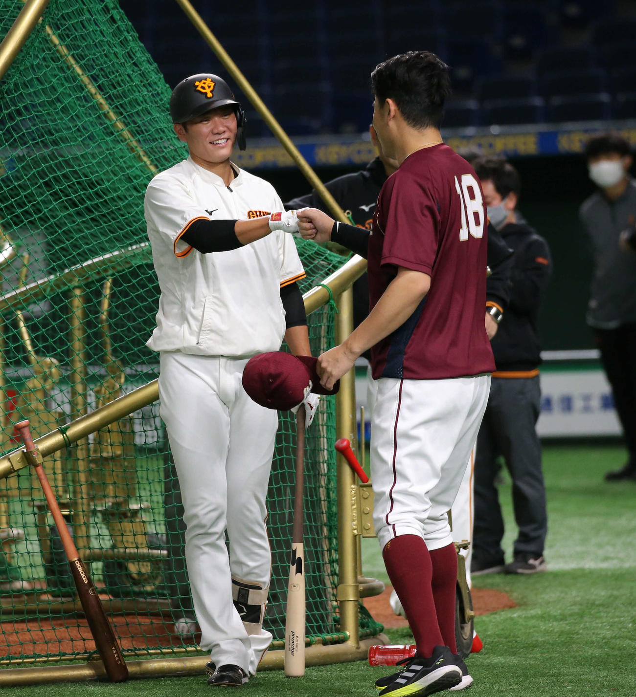 巨人対楽天　試合前の練習中、グータッチをかわす巨人坂本（左）と楽天田中将（撮影・井上学）