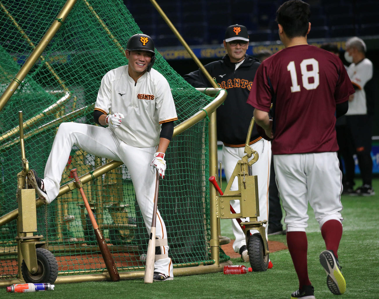 巨人対楽天　試合前の練習中、歩み寄ってくる楽天田中将（手前）に笑顔の巨人坂本（左）。後方は巨人元木ヘッドコーチ（撮影・井上学）