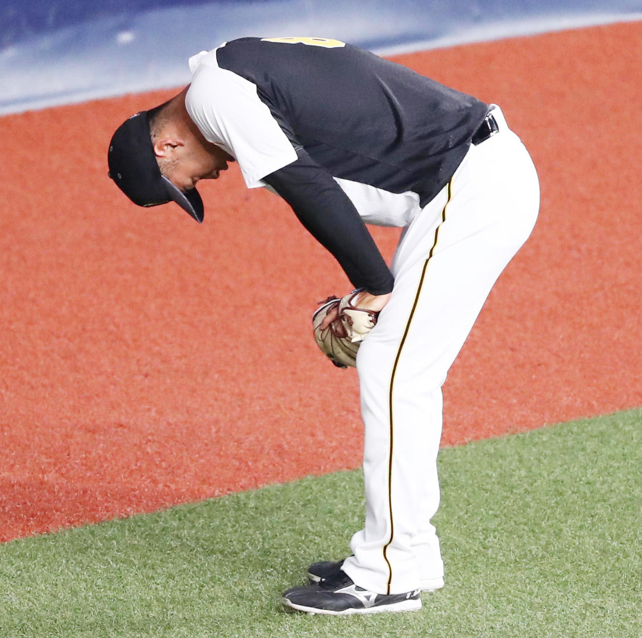 オリックス対阪神　守備練習で打球を追いかけ一息入れる佐藤輝明（撮影・清水貴仁）