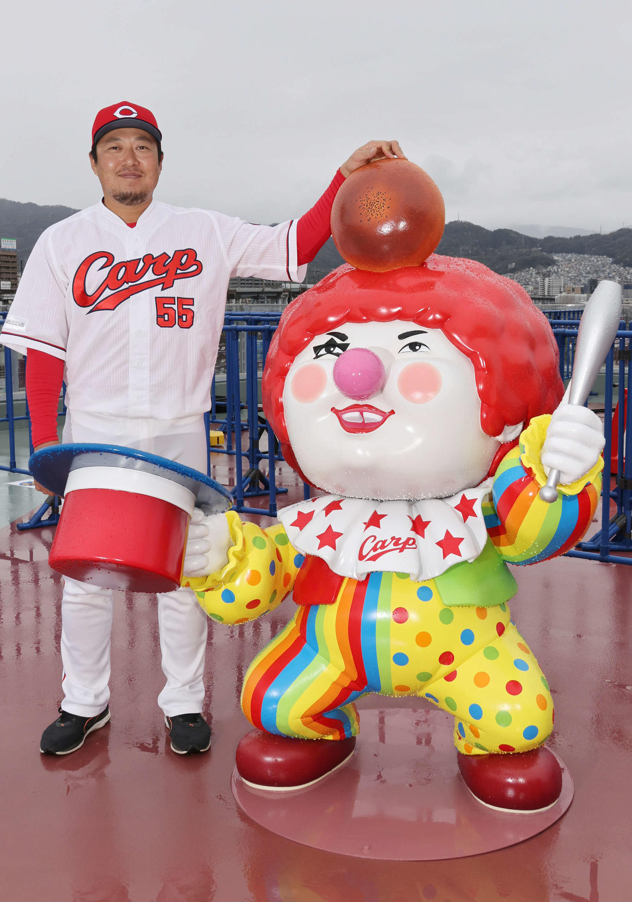 センター2階席にできた「まっちゃんピエロオブジェ」と写真におさまる広島松山竜平（撮影・加藤孝規）