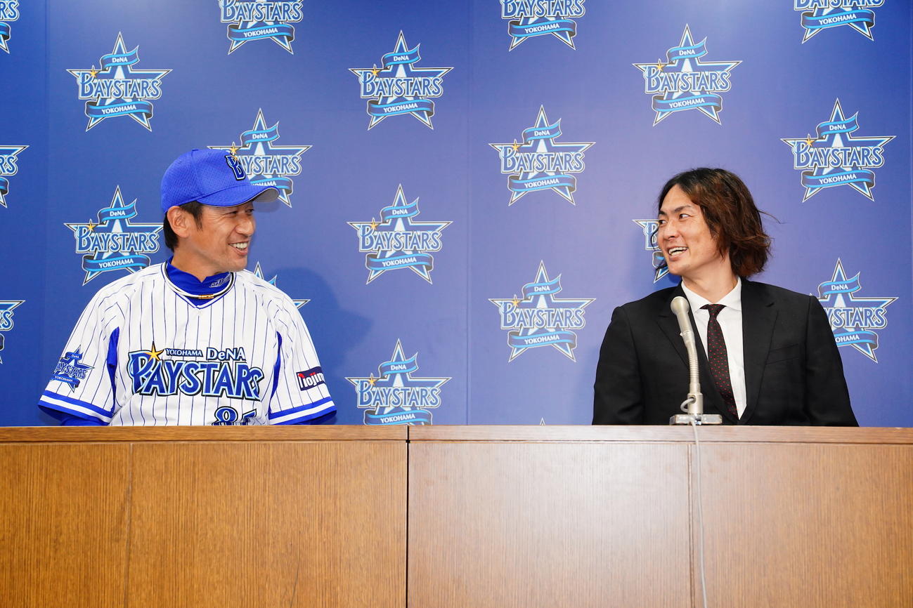 DeNAの球団事務所で引退会見を行った石川雄洋氏（右）とサプライズで登場した三浦監督（C）YDB