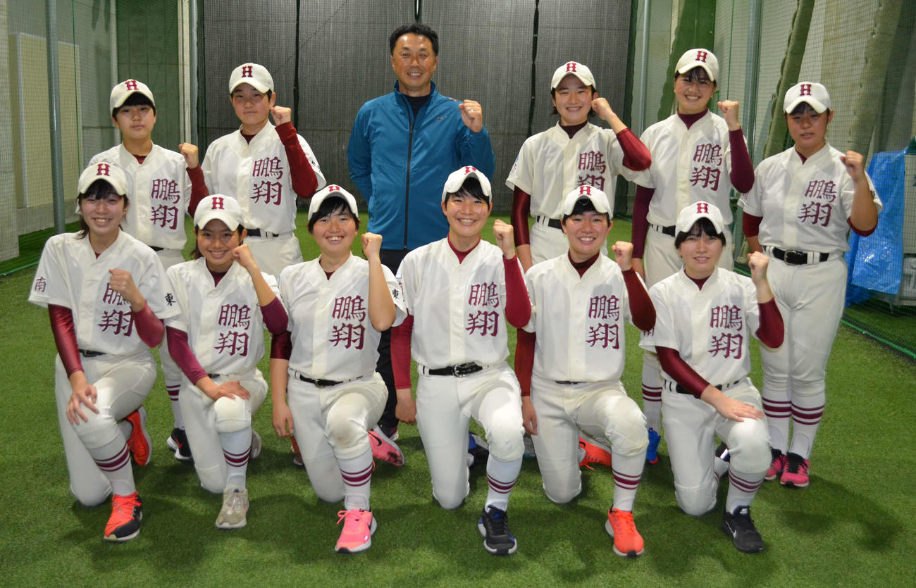 宮本慎也氏と城南鵬翔クラブの11人（撮影・吉池彰）