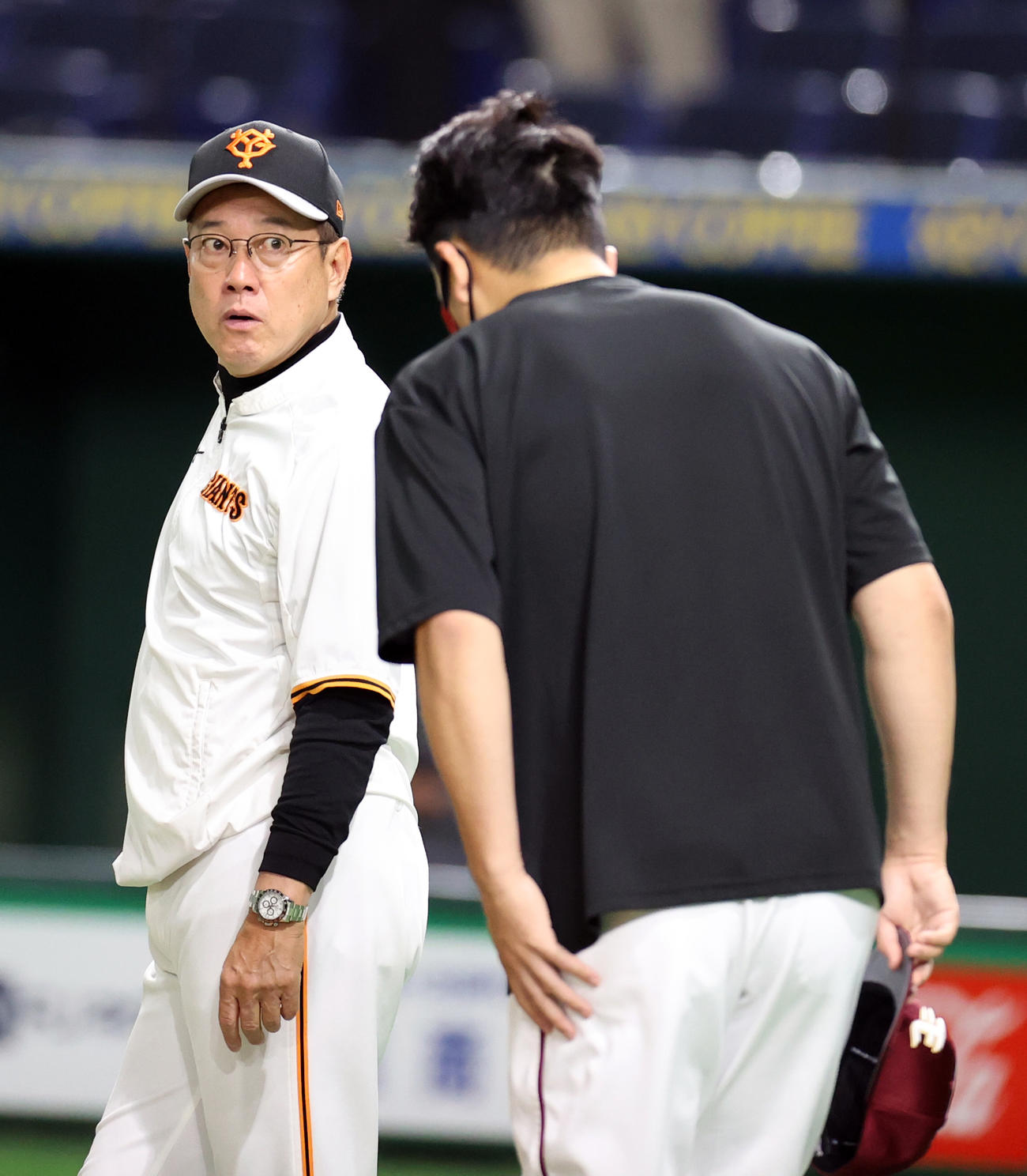 巨人対楽天　試合前の練習で田中将（手前）からあいさつされる原監督（撮影・狩俣裕三）