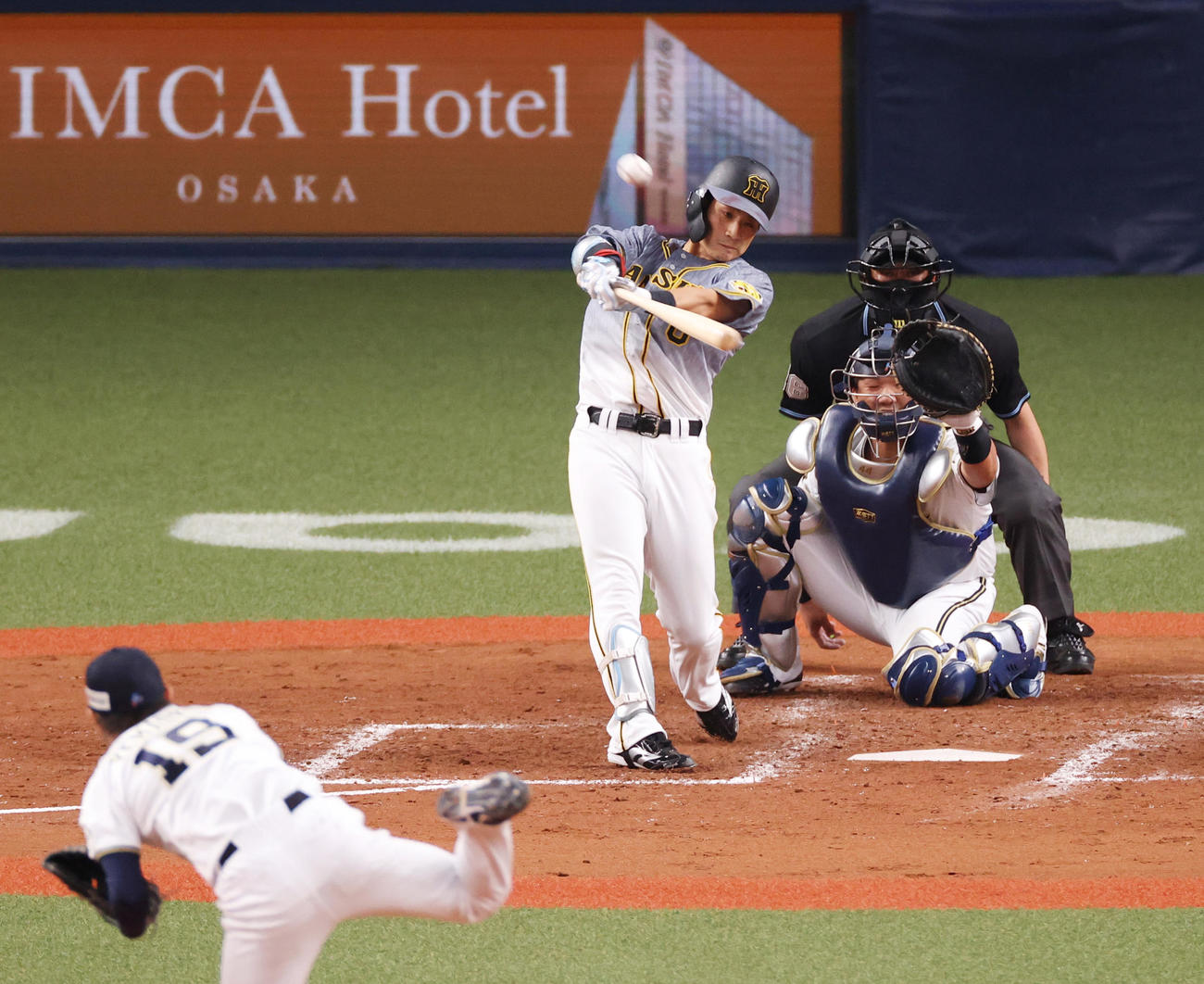 オリックス対阪神　5回表阪神1死二塁、右中間へ適時二塁打を放つ阪神木浪（撮影・清水貴仁）