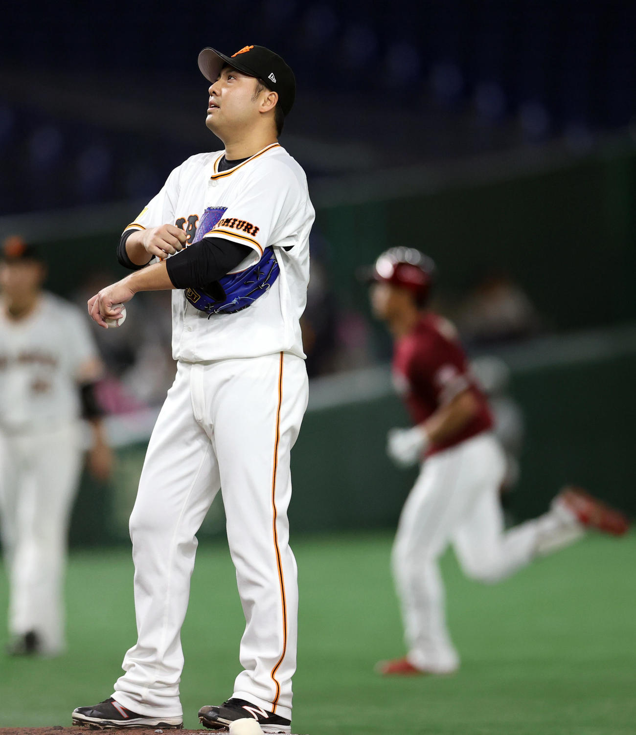 巨人対楽天　2回表楽天1死、辰己（後方）にソロ本塁打を打たれる今村（撮影・狩俣裕三）