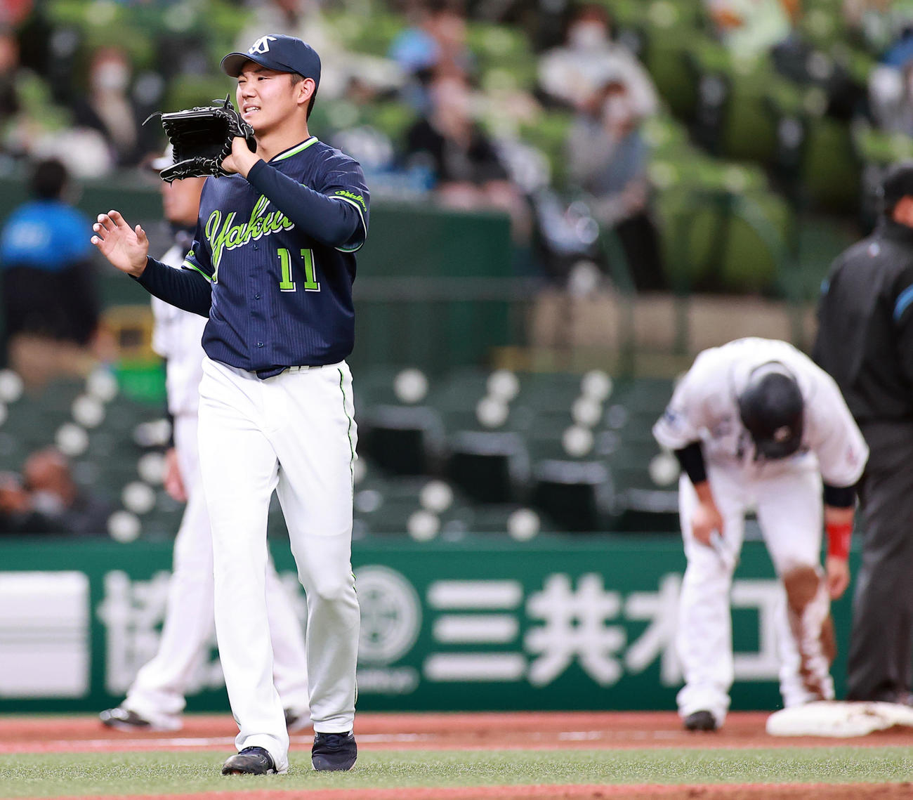 西武対ヤクルト　4回裏西武2死一塁、外崎に右前打を許し、悔しそうな奥川（左）。奥は栗山（撮影・浅見桂子）