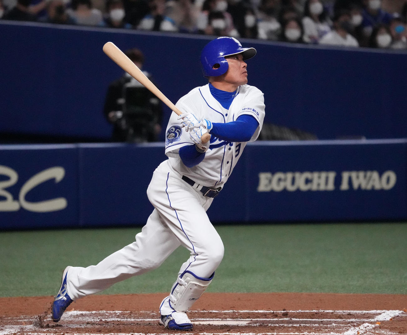 右越え2点本塁打を放った福留孝介（撮影・森本幸一）