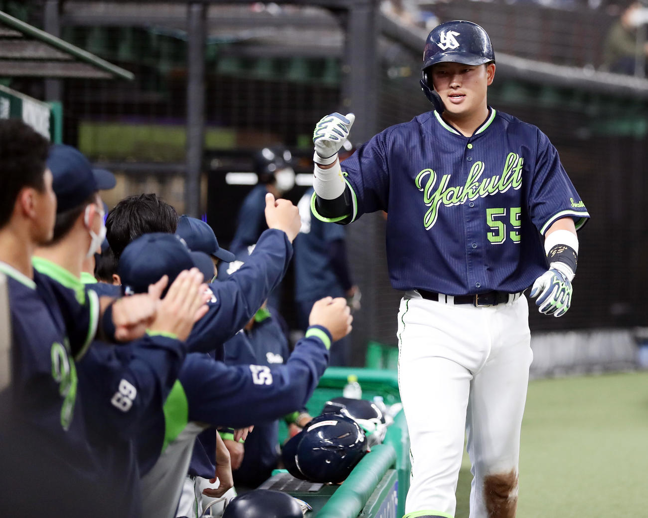西武対ヤクルト　7回表ヤクルト2死、村上は右越えソロ本塁打を放ち、ナインとハイタッチ（撮影・浅見桂子）