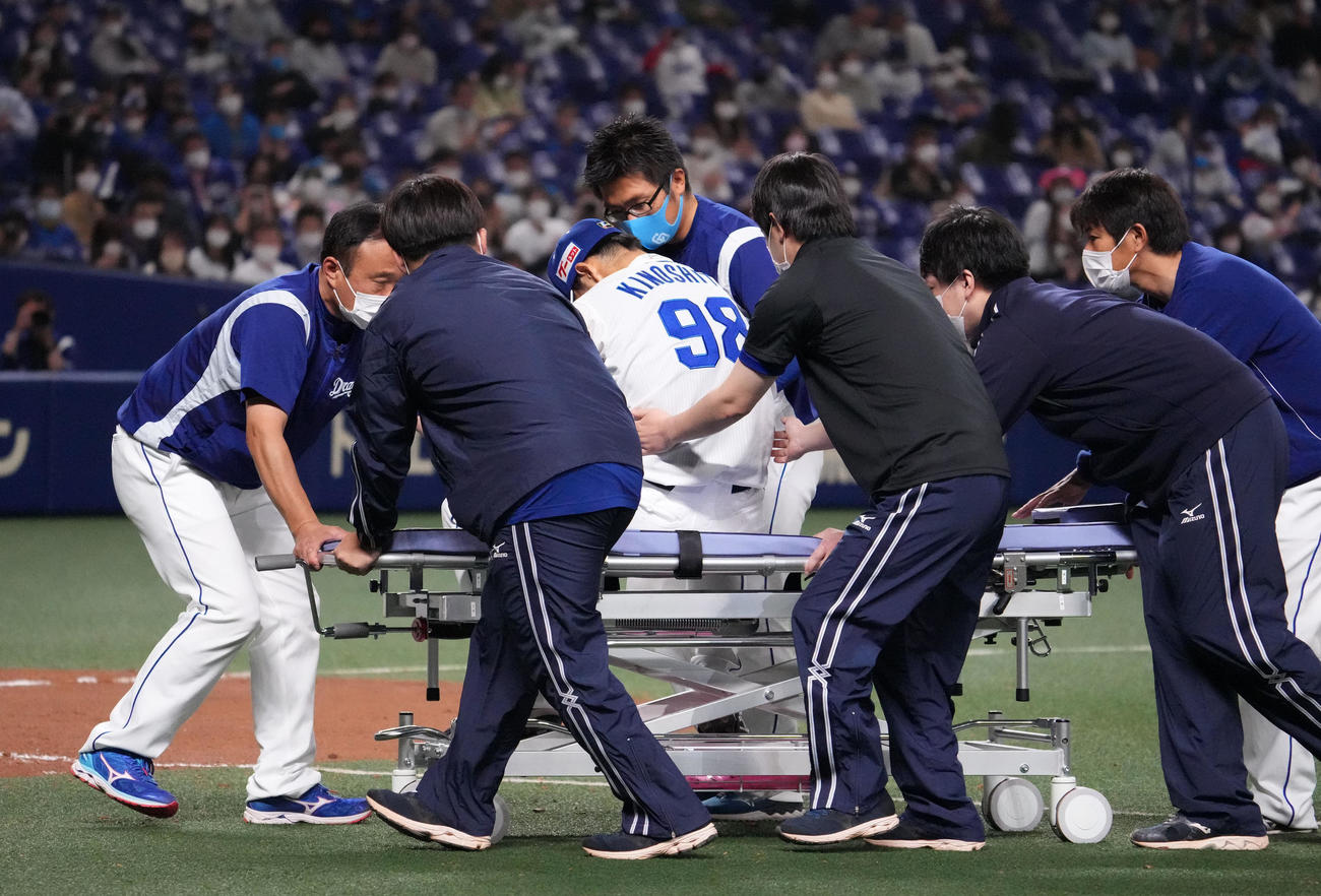 ストレッチャーに乗せられ退場する木下雄介（撮影・森本幸一）